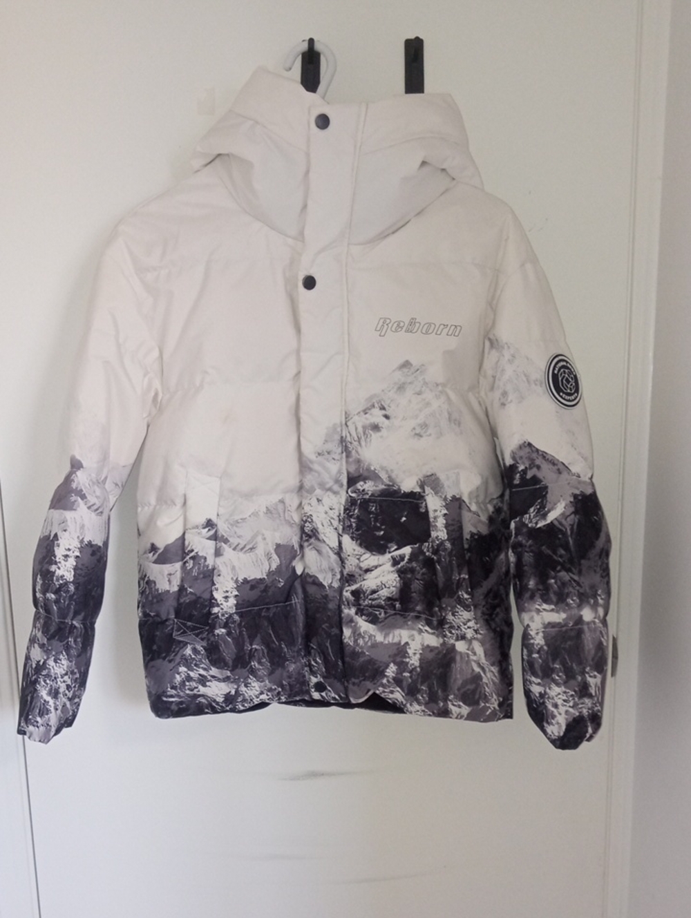 Reborn Men’s White & Gray Mountain-Graphic Puffer Jacket
